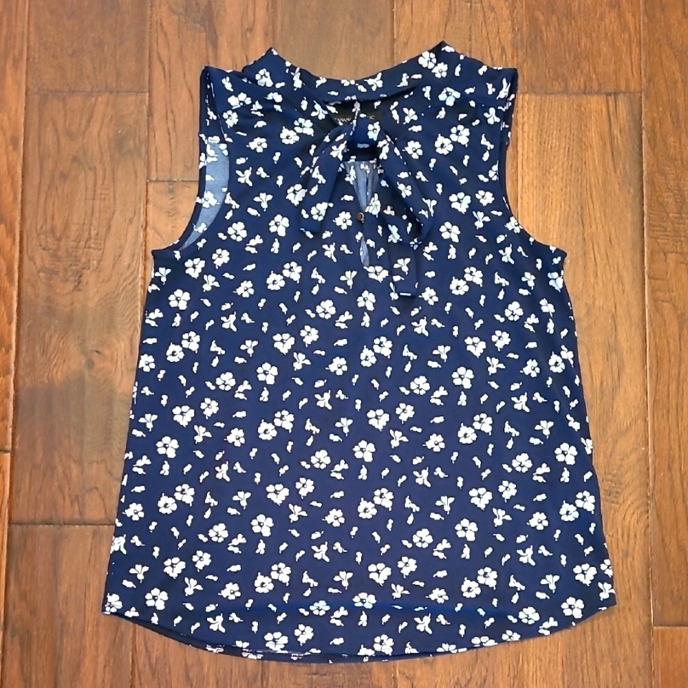 Banana Republic Floral Sleeveless Top - Navy and White size Small